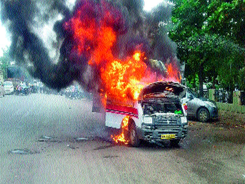 Fire in Malegavi Ambulance | मालेगावी रुग्णवाहिकेला आग