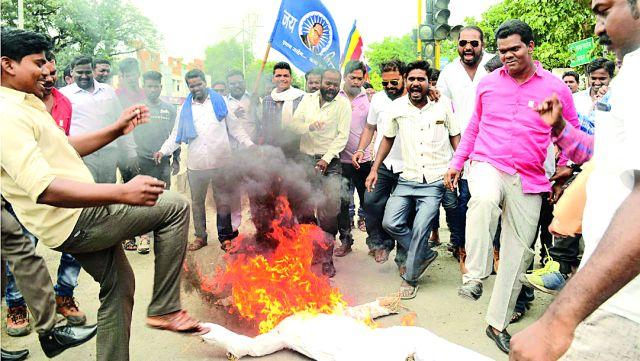 Rapid demonstrations in Amravati against constitutionalists | संविधान जाळणाऱ्यांविरुद्ध अमरावतीत तीव्र निदर्शने