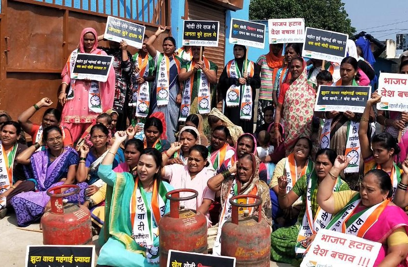 Demonstration of NCP-Congress women Congress against cylinder hike | सिलींडर दरवाढीच्या विरोधात भगुरला राष्ट्रवादी महिला कॉँग्रेसचे निदर्शने