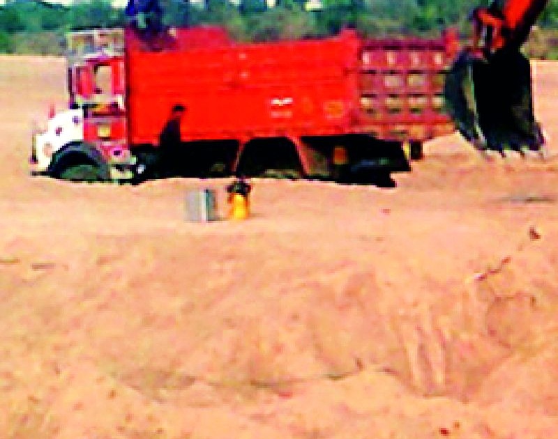 No sand was found for construction | बांधकामासाठी रेती मिळेना