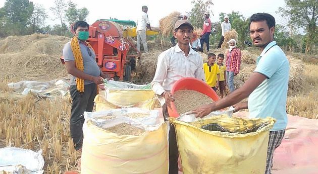 Unseasonal rains hit Lakhni taluka in Bhandara District | गारपीट अन् अवकाळी पावसाचा लाखनी तालुक्याला फटका