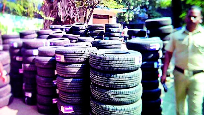 The servant seized, 429 tires were seized | नोकर जेरबंद, ४२९ टायर जप्त