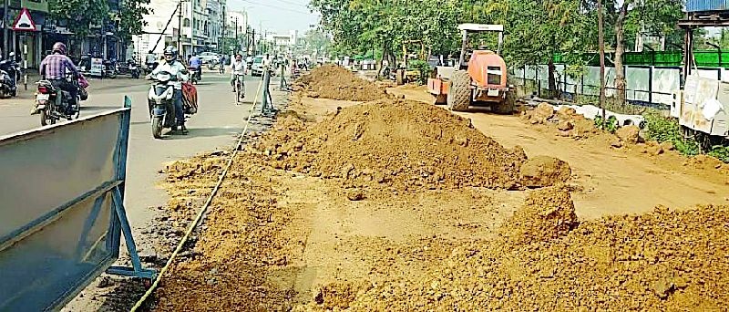 The raw road made from the road by digging a paved road | पक्का रस्ता खोदून तयार केला कच्चा रस्ता