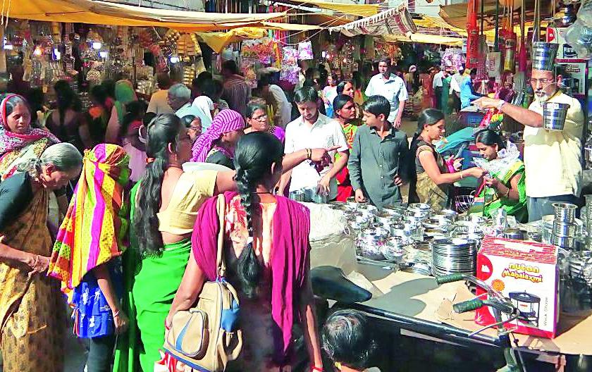 The crowd gathered to buy varieties | वाण खरेदीसाठी बाजारात उसळली गर्दी