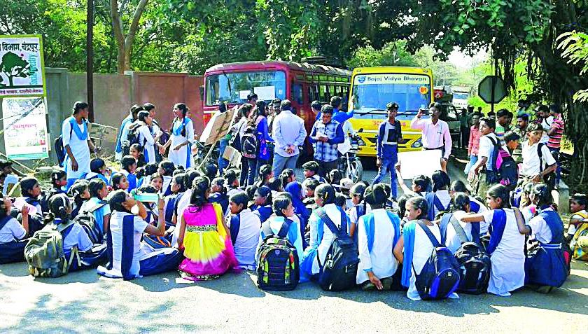 Stop the students' road on the Visapur Phase | विसापूर फाट्यावर विद्यार्थ्यांचा रस्ता रोको