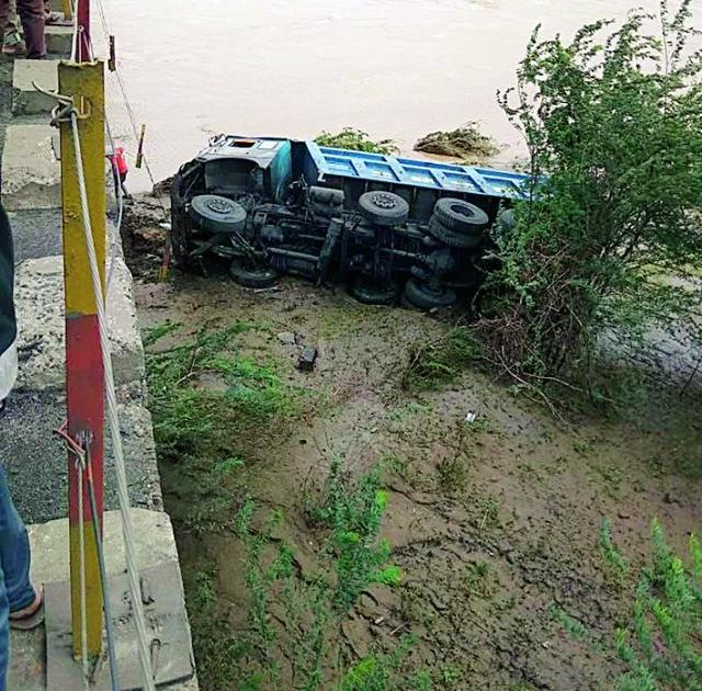 Truck collapsed from Mungoli Bridge | मुंगोली पुलावरून ट्रक कोसळला