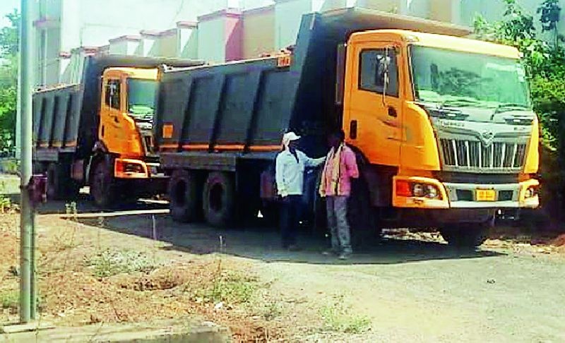Two highway trucks smuggled illegally in Murmur were seized | अवैधरीत्या मुरूमाची तस्करी करणारे दोन हायवा ट्रक जप्त