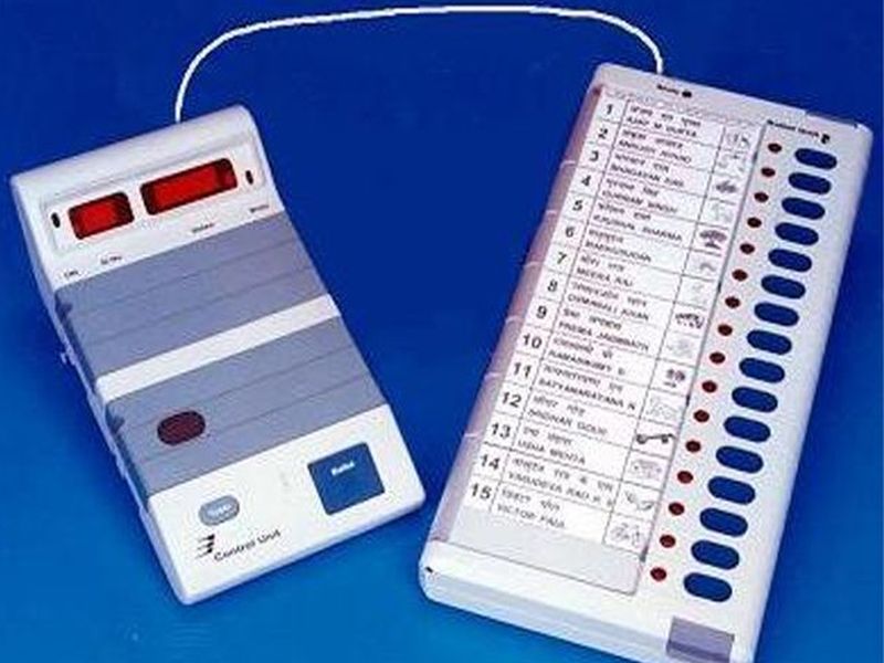 Collection of application of 12 thousand voters | धुळे जिल्ह्यात १२ हजार मतदारांचे अर्ज संकलन