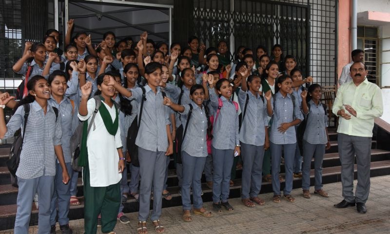 Complaint does not get free passes for girls from Dhule taluka | धुळे तालुक्यातील विद्यार्थिनींची मोफत पास मिळत नसल्याची तक्रार