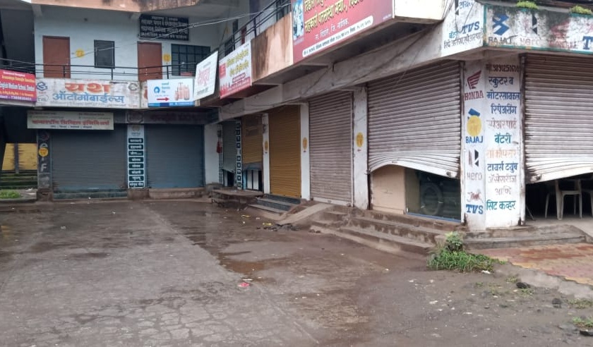 Ten shops smashed on Nilwandi Road | निळवंडीरोडला फोडली दहा दुकाने