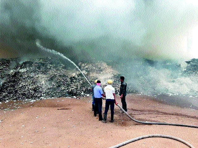 Cotton flame burns in cyan shivar | सायने शिवारात कापसाच्या गंजीला आग