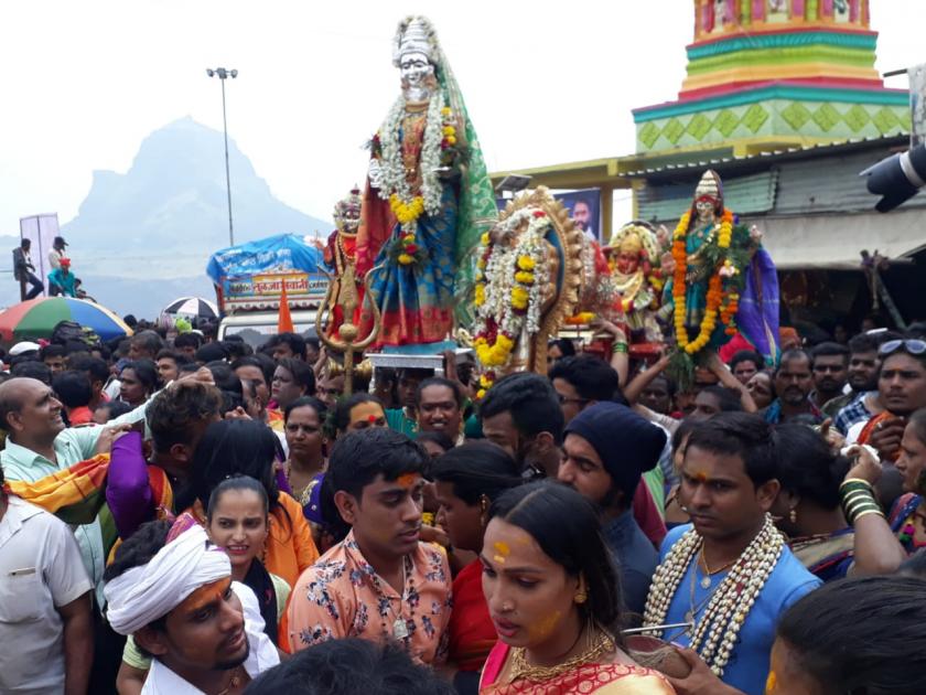 Thousands of Kawadas hold water consecration, photograph procession | सप्तश्रृंगीदेवीला हजारो कावडधारकांकडून जलाभिषेक, छबिन्याची मिरवणूक