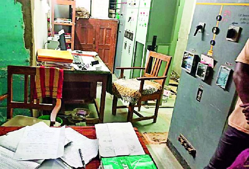 Citizens clash at Mahavitaran Office | महावितरणच्या कार्यालयावर नागरिकांची धडक
