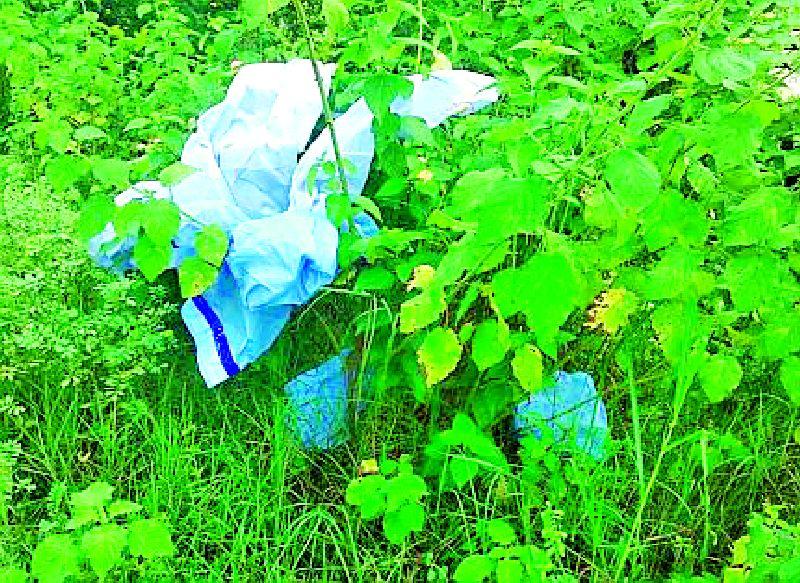 PPE kit thrown on the side of the road | पीपीई किट फेकली रस्त्याच्या कडेला