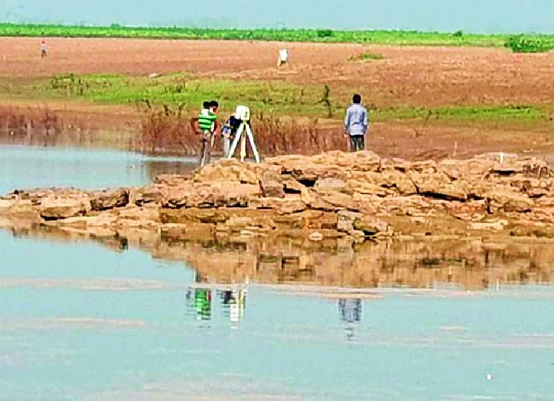 Measurements also started in Pranahita River for the Medigada Barrage | मेडिगड्डा बॅरेजसाठी प्राणहिता नदीतही मोजमाप सुरू