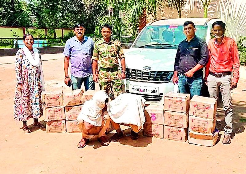 One lakh liquor was seized from a four-wheeler coming towards Armari | चारचाकी वाहनातून आरमाेरीकडे येणारी एक लाखाची दारू जप्त
