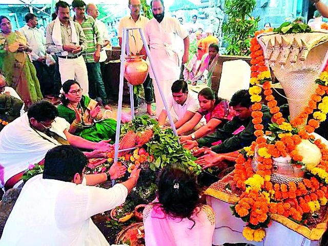 Markandeshwar's Pooja at the hands of the couple | दाम्पत्यांच्या हस्ते मार्र्कं डेश्वराची पूजा