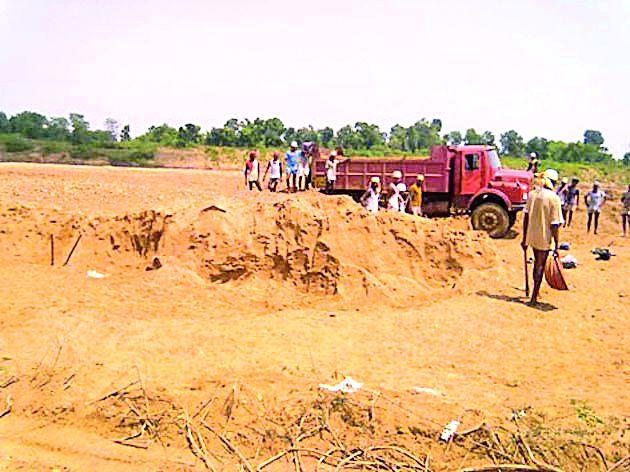 The illegal sand mining started from the sand docks | रेतीघाटावरुन रेतीचा अवैध उपसा सुरूच