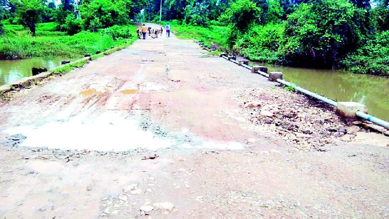 Bridge over Ghategaon road dangerous | घटेगाव मार्गावरील पूल धोकादायक