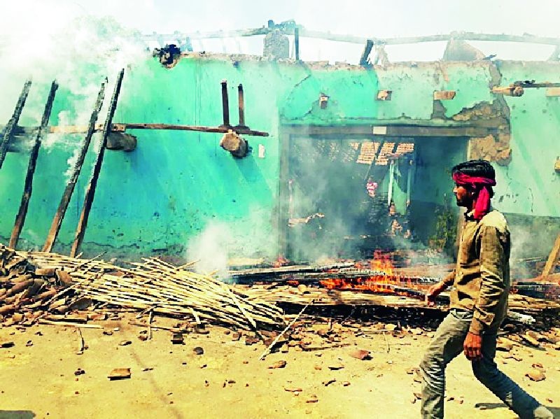Loss of two and a half lakhs of fire in the mud | गोठ्याला आग लागून अडीच लाखाचे नुकसान