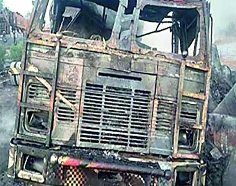 A truck loaded with chemicals | रासायनिक द्रव्याने भरलेल्या ट्रकची हाेळी