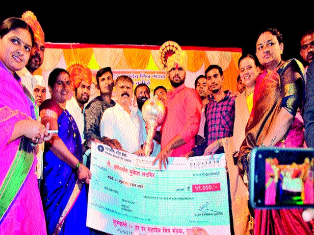 Harshavardhan Sadgir felicitated on the go | हर्षवर्धन सदगीर यांचा जातेगावी सत्कार