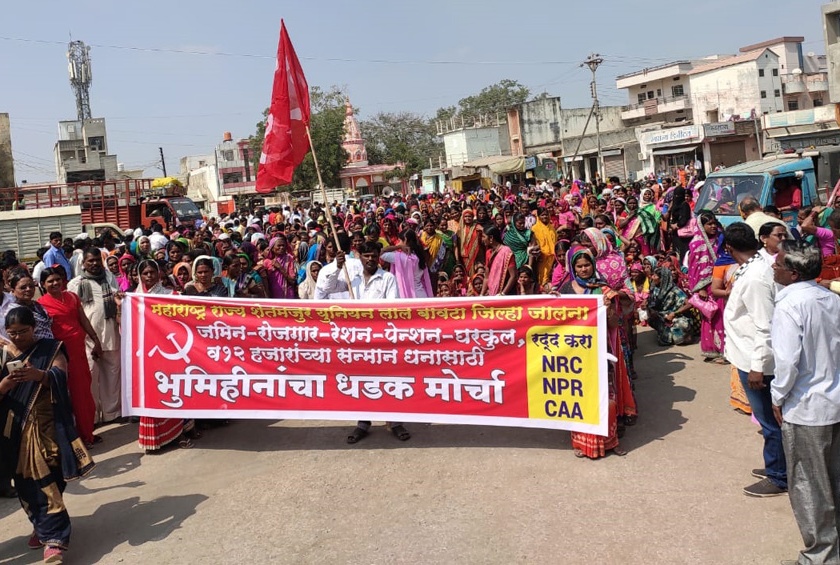 Landless marches in Patur | परतूरमध्ये भूमिहिनांनी काढला मोर्चा