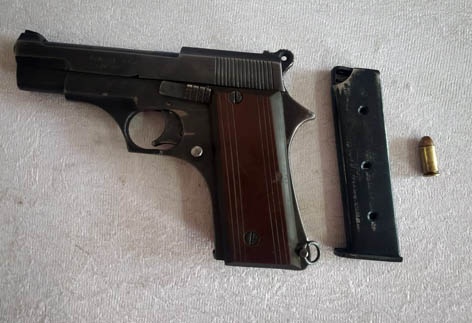 Pistol, cartridges seized, two arrested | गावठी कट्टा; काडतूस जप्त, दोघा जणांना ठोकल्या बेड्या