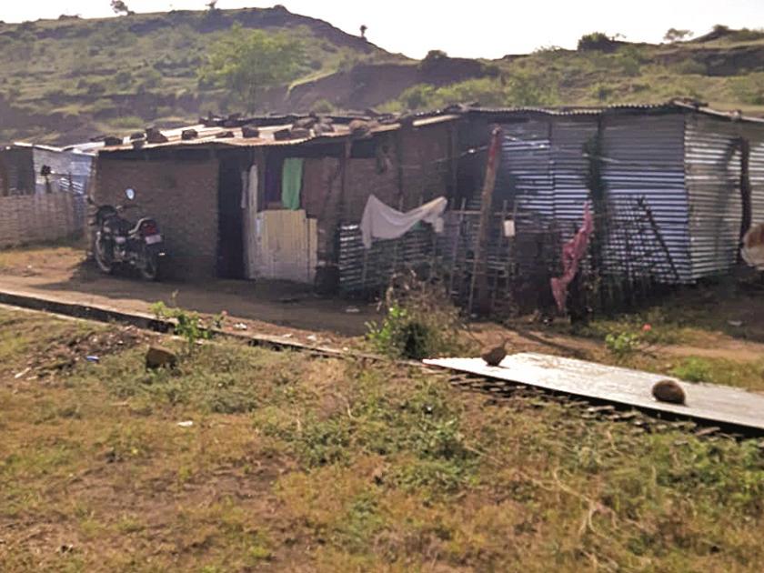Rehabilitated village not get facilities | पुनर्वसित गावातील सुविधा केवळ कागदोपत्रीच