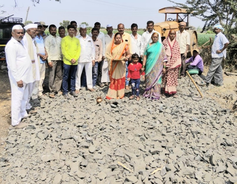 Shivar road work started | शिवार रस्ता कामाला प्रारंभ