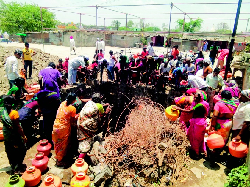 sad strory of the Chief Minister Devendra fadanvis's adopted village; big water crisis | Video : मुख्यमंत्र्यांच्या दत्तक गावाचे विदारक वास्तव; आडातून पाणी शेंदतात हलगराचे ग्रामस्थ