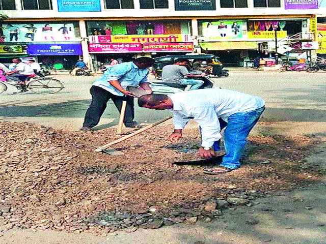 Gandhigiri of corporators by digging pits | खड्डे बुजवून नगरसेवकांची गांधीगिरी