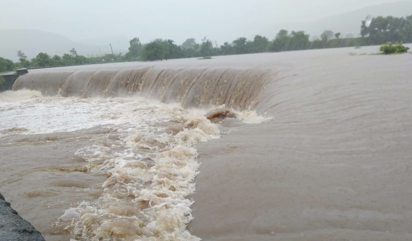 The Mahalungi river flooded for the first time | म्हाळुंगी नदीला पहिल्यांदाच पूर