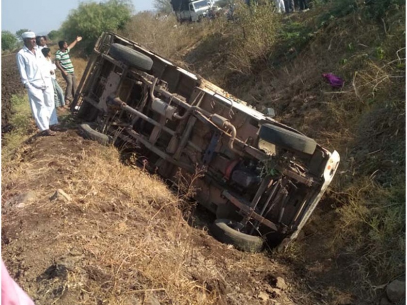 22 women injured in pick-up in Nimbale Shivar | निंबाळे शिवारात पिकअप पलटी २२ महिला जखमी