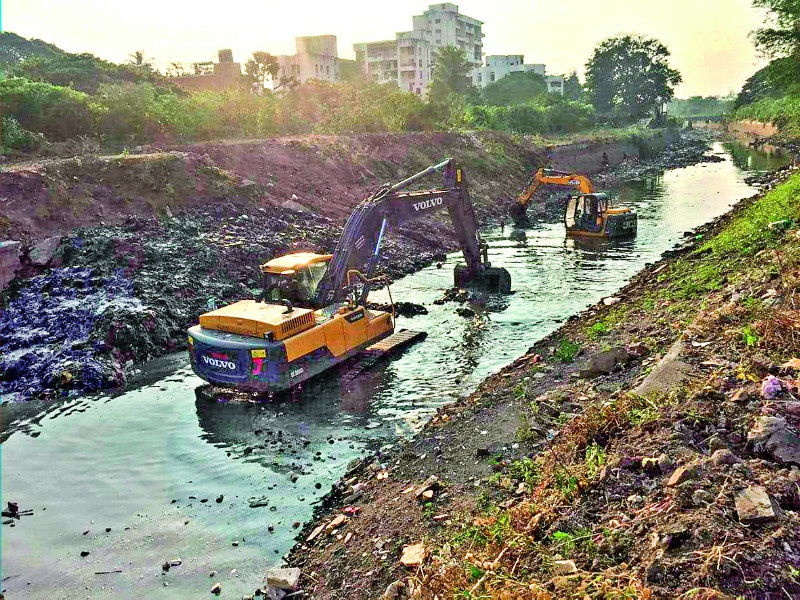 Garbage is coming out from mutha canal | मुठा कालव्यातून निघतोय कचऱ्याचा गाळ