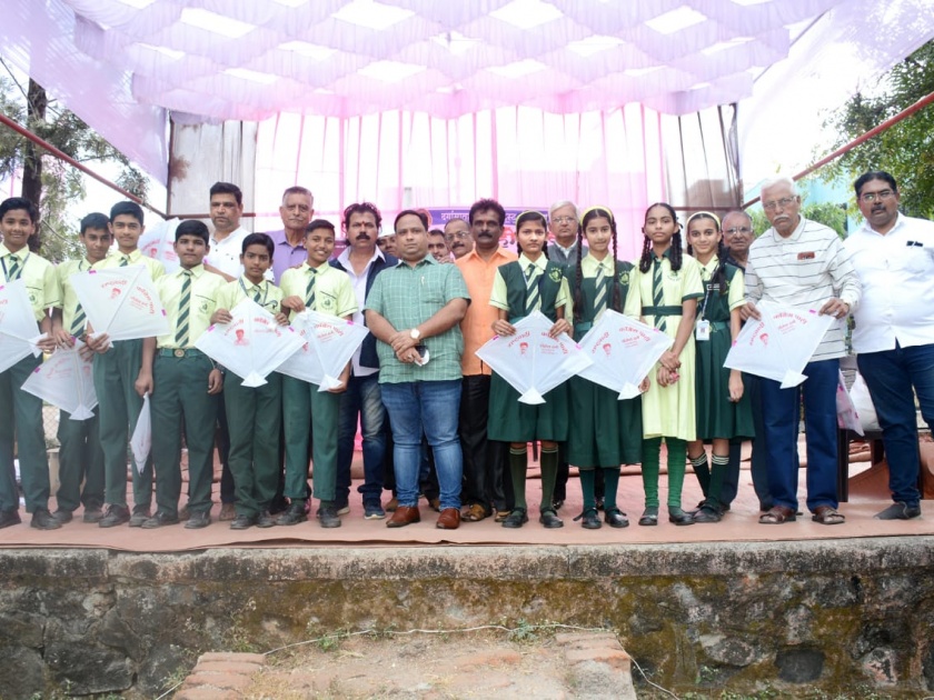 Allotment of eleven kites to the students for Sankranti | संक्रातीनिमित्त विद्यार्थ्यांना अकराशे पतंगीचे वाटप
