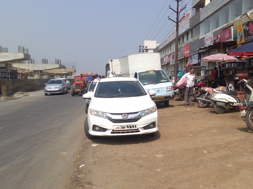  Find out illegal parking in Chinchchhed Chaufuli of Pimpalgaon | पिंपळगावच्या चिंचखेड चौफुलीला अवैध पार्किंगचा विळखा