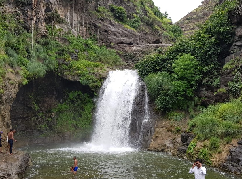 Two youths drown in Chorchavadi waterfall | चोरचवडी धबधब्याच्या डोहात बुडून दोन युवकांचा मृत्यू