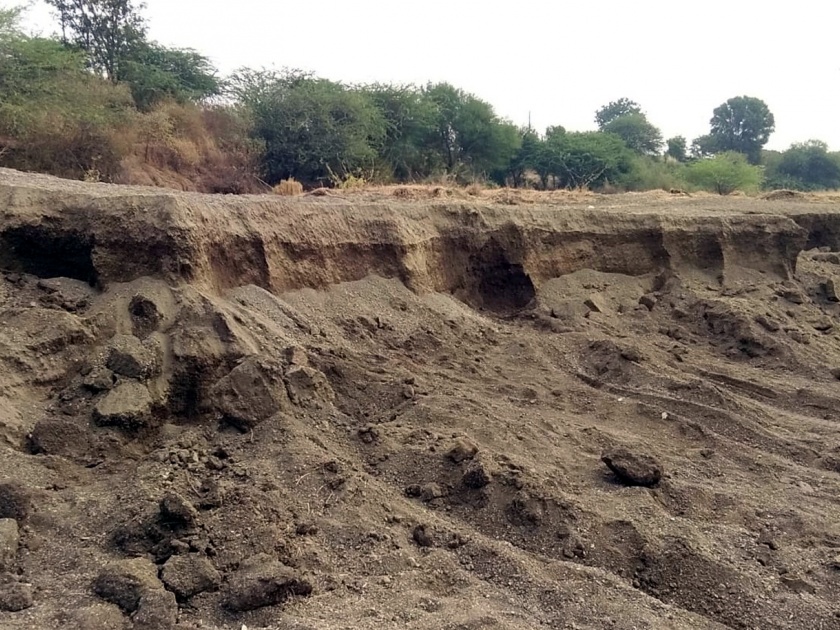 Parbhani: Invalid slurry from Dudhna river belt | परभणी : दुधना नदीपात्रातून अवैध वाळूउपसा जोरात