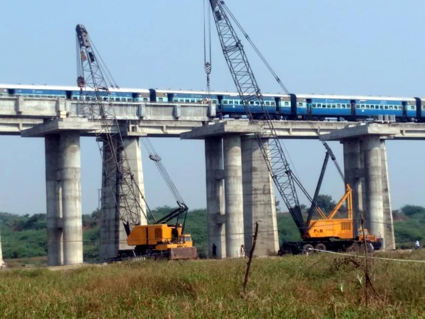 Parbhani: Accelerated work on the railway bridge on the Purna river | परभणी : पूर्णा नदीवरील रेल्वे पूल कामास मिळाली गती