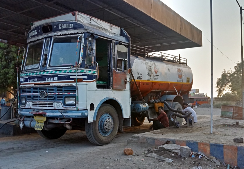Parbhani: Diesel stopped without ST Bus wheels | परभणी: डिझेलअभावी थांबली एस.टी. बसची चाके