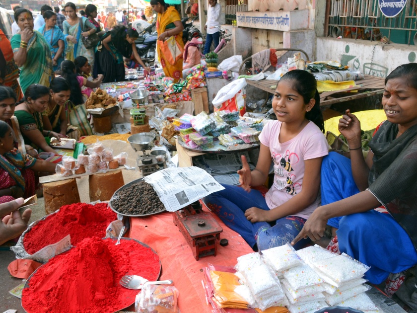 Parbhani: Sajla Bazar for Sankranti | परभणी : संक्रांतीसाठी सजला बाजार