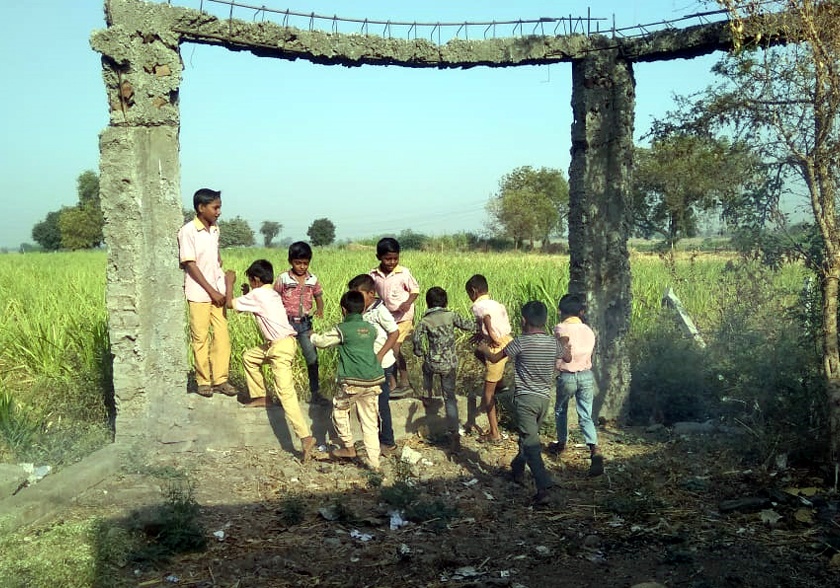 Parbhani: The construction of semi-classrooms is dangerous | परभणी:अर्धवट वर्गखोल्यांचे बांधकाम धोकादायक