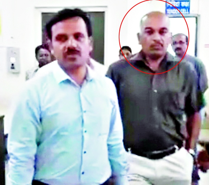 While accepting bribe, a railway officer was arrested by Ranghaath | लाच स्वीकारताना रेल्वेच्या अधिकाºयास रंगेहाथ पकडले