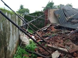  Heavy rains cause houses to collapse, demand damages | अतिवृष्टीमुळे घरांची पडझड, नुकसानभरपाईची मागणी