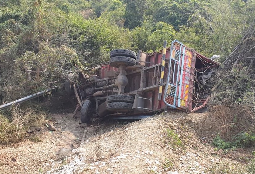 Trucks collapse in Kannada valley, driver killed | कन्नड घाटात ट्रक दरीत कोसळला, चालक ठार