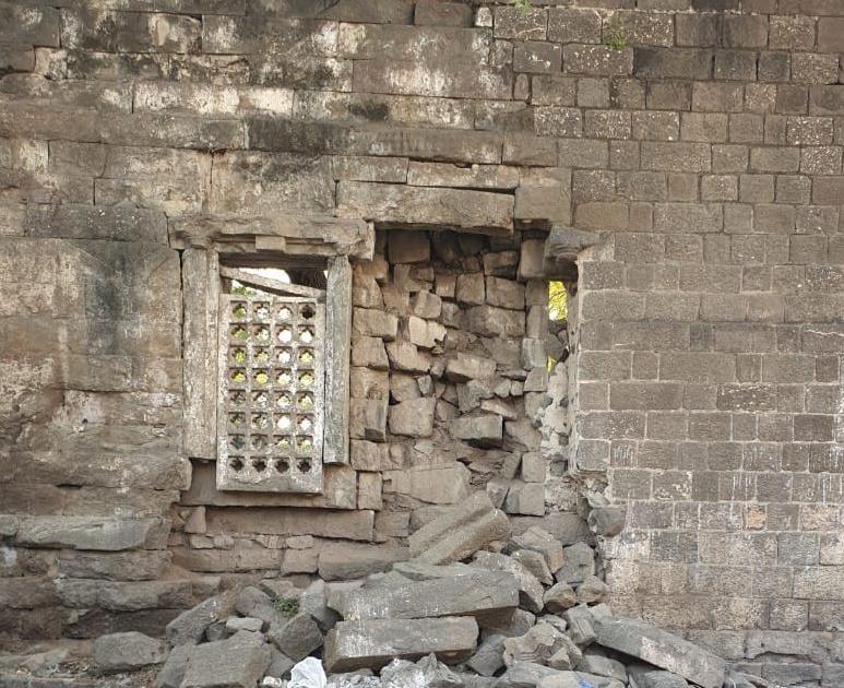 At Erandol, the wall of the Pandava Mansion collapsed | एरंडोल येथे पांडव वाड्याची भिंत पडली
