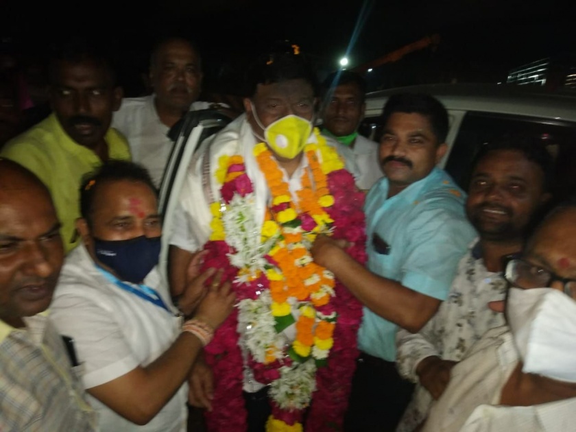 BJP's tribal area liaison chief Adv. Kishore Kalkar gave a warm welcome to Erandol | भाजपचे जनजातीय क्षेत्र संपर्कप्रमुख अ‍ॅड.किशोर काळकर यांचे एरंडोलला जंगी स्वागत