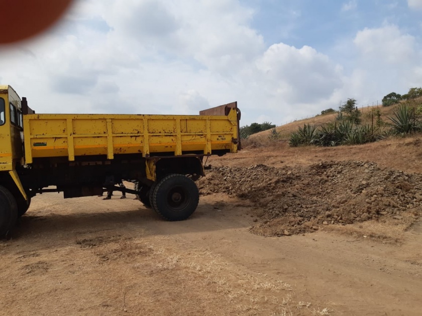 Secondary mineral excavation; Dumper abduction, incident at Kadapur | कठापूर येथे गौण खनिज उत्खनन; डंपरची पळवापळवी