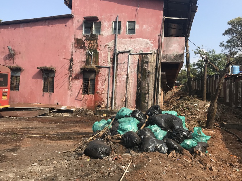 Collect 15 tons of garbage from Mahabaleshwar bus station premises | महाबळेश्वर बसस्थानक परिसरातून पंधरा टन कचरा गोळा, युद्धपातळीवर स्वच्छता मोहीम